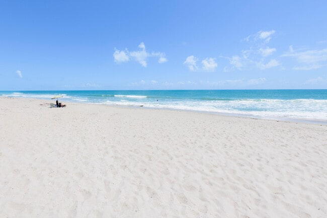 Building Photo - 4250 N Hwy A1A