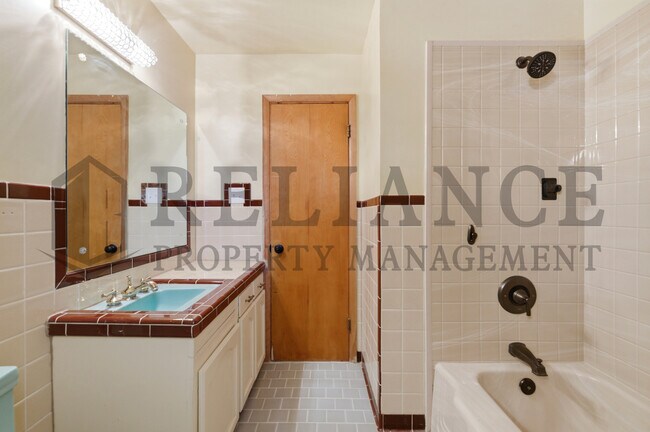 Building Photo - 2541 W Benjamin Dr