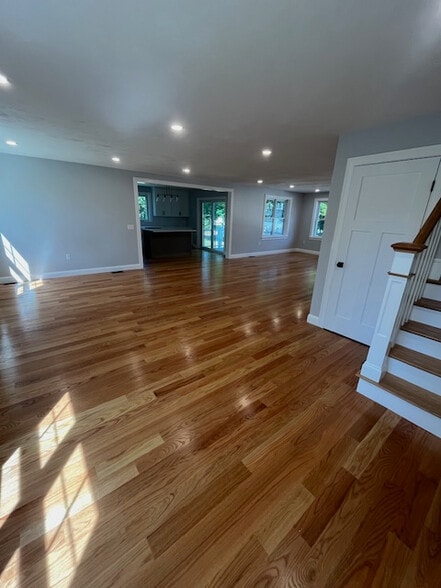 Huge open floorplan with hardwood floors - 159 Washington St