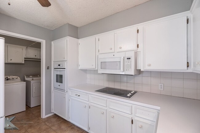 Building Photo - Cul-de-Sac 3/2/2; NEW INTERIOR PAINT DEC 2025; NEW CARPET DEC 2025!