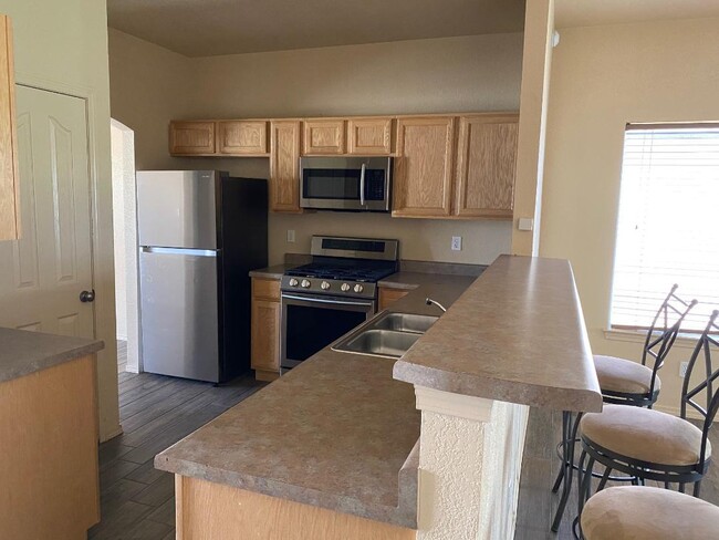 Building Photo - Mesquite Hills. 3 bedrooms, 2 full baths, ...