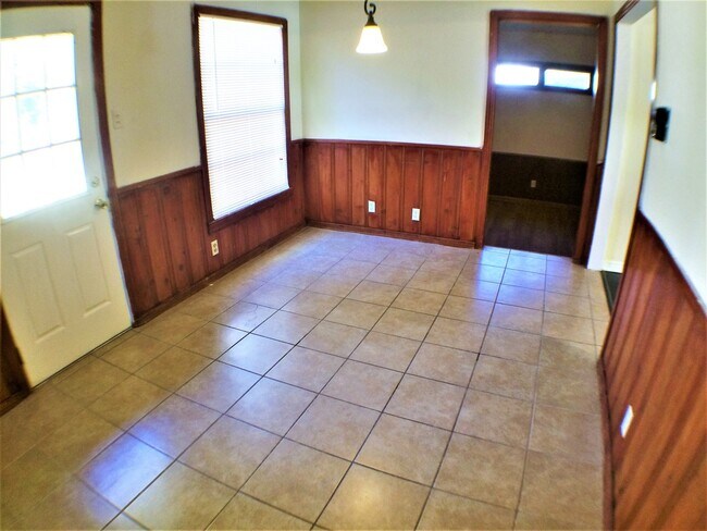 Building Photo - 4 Bed 2 Bath Home  w New Upgrades in Halto...