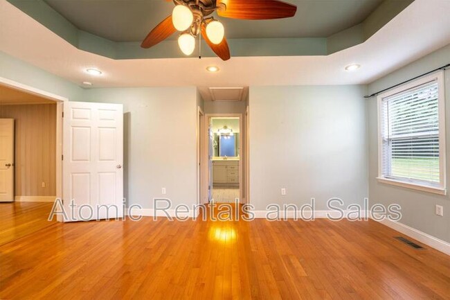 Building Photo - 815 Julianne Dr