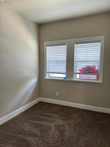 Building Photo - 10927 N Town Ctr W