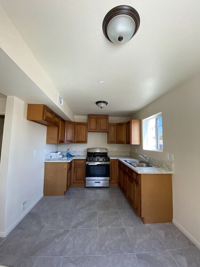 Building Photo - 574 Holt Ave