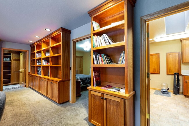 Building Photo - 17028 Cooper Dr