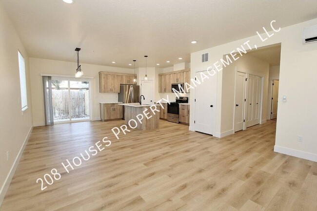 Building Photo - Immaculate Main-Level Apartment *75% Off F...