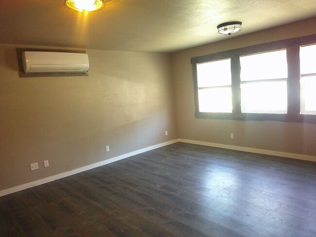 Building Photo - Cute studio Apartment