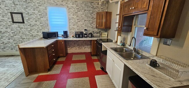 Building Photo - 882 Locust Dr