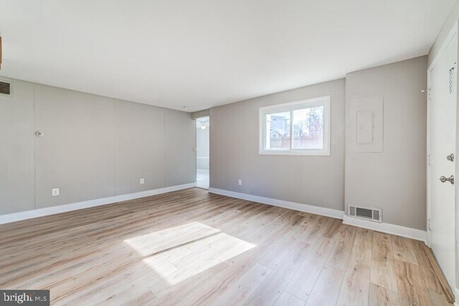 Building Photo - 10736 Maple St