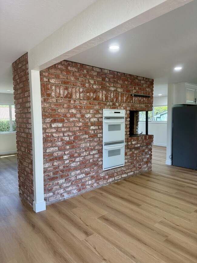 Building Photo - 359 Polk Way