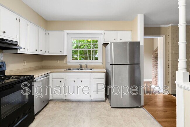 Building Photo - 1413 Robindale Rd
