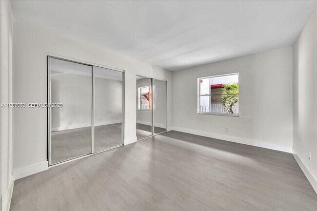 Building Photo - 1750 W 46th St