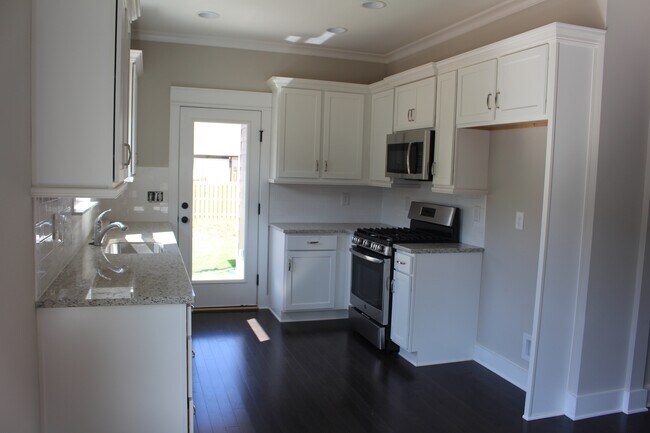 Building Photo - Craftsman-Style Home Minutes From Downtown Birmingham