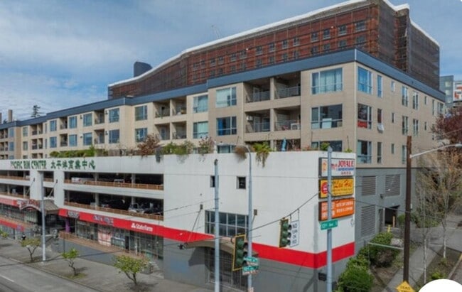 Building Photo - Spacious Seattle Condo - $2,400