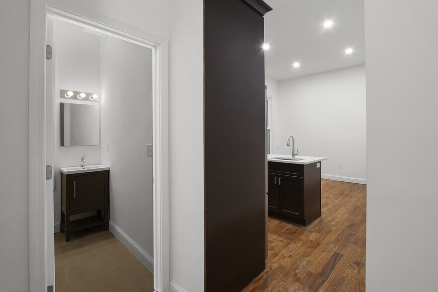 Entryway - 57 Trumbull St