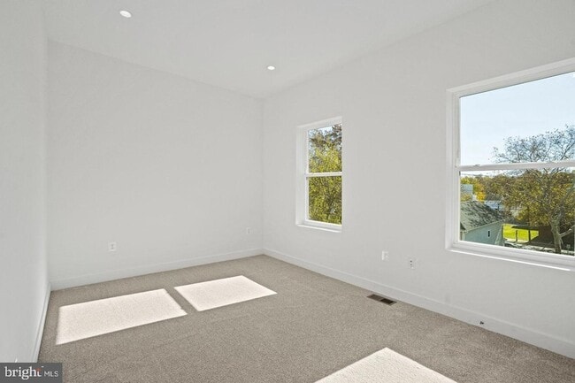 Building Photo - 4421 Kane Pl NE