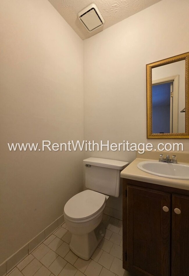 Building Photo - COME SEE THIS FANTASTIC 2 BEDROOM 2 BATH DUPLEX!