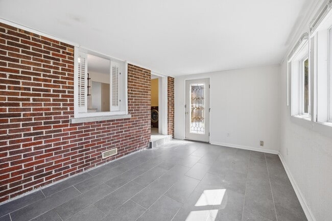 Building Photo - 2147 Palms Dr