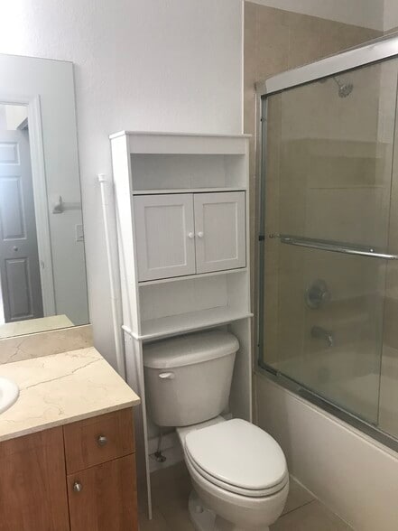 bano principal - 8999 NW 107th Ct