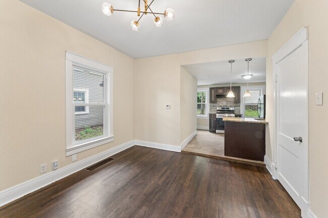 Building Photo - Charming 2-Bedroom Home! FIRST MONTH FREE!
