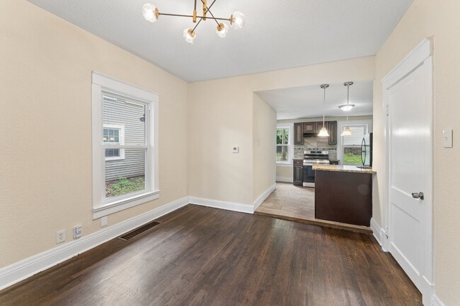 Building Photo - Charming 2-Bedroom Home!