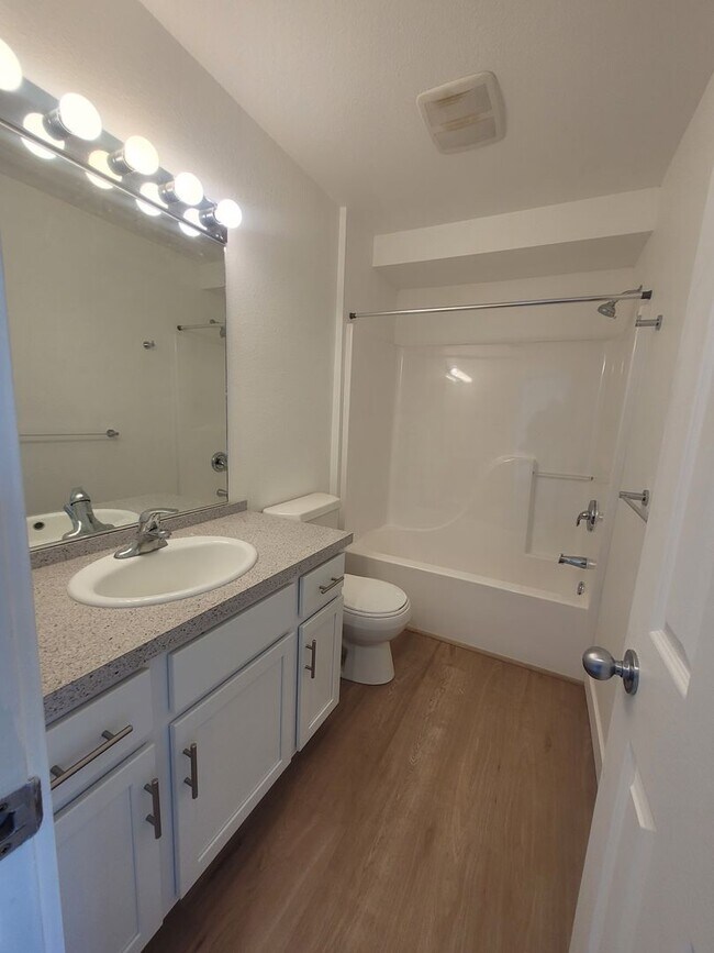 Building Photo - NEWLY Renovated Spacious 1 bedroom unit wi...