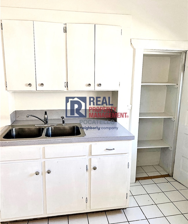 Building Photo - 3 bedroom 1 bath home - Dogs negotiable with additional fees