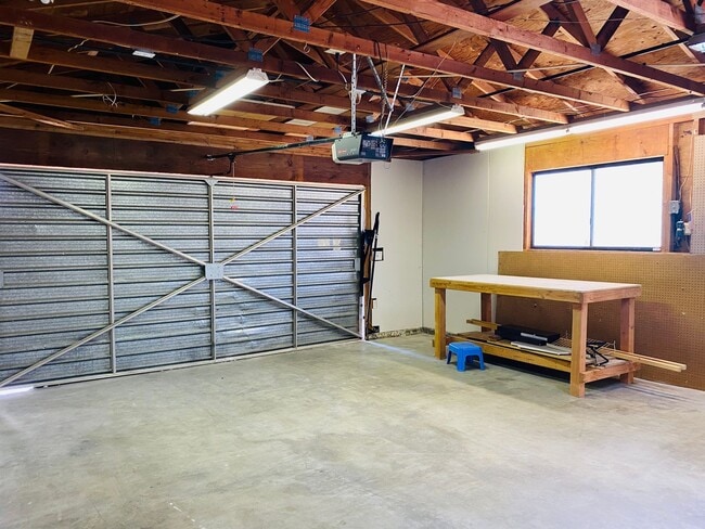 Building Photo - $2,050 Ashlan & Fowler, 3 Bedroom Home - H...