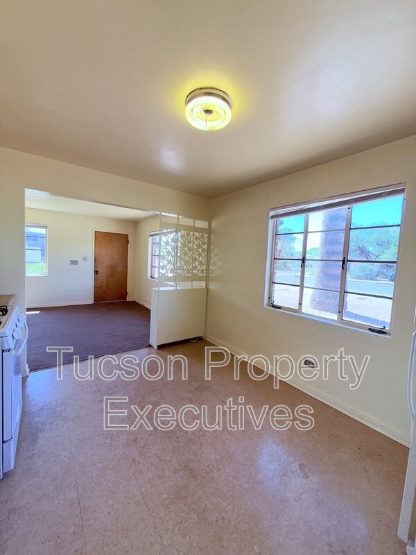 Building Photo - 2831 E Adams St