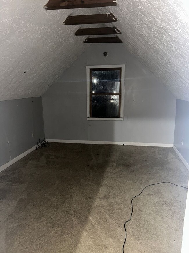 Building Photo - Three Bedroom Home