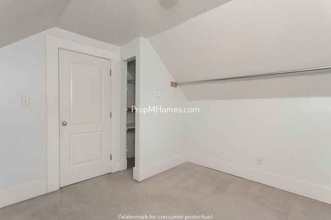 Building Photo - Classic Two Bedroom Bungalow In The Heart Of Sellwood!