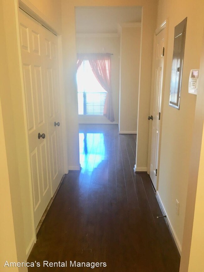 Building Photo - 3 br, 2.5 bath House - 2808 Southwood Lane