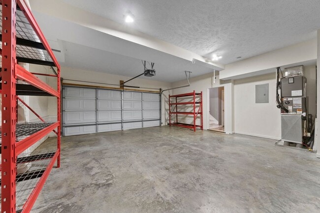 Building Photo - Pet Friendly Five Bedroom with Basement!