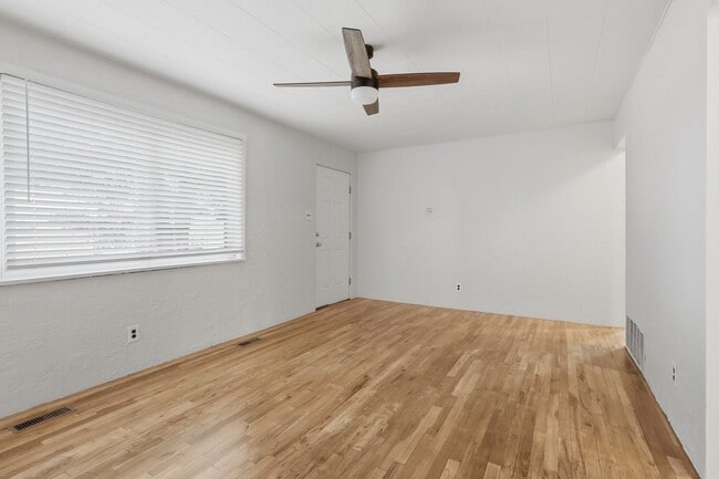 Building Photo - 3 Bed 1 bath Home in Downtown Castle Rock!