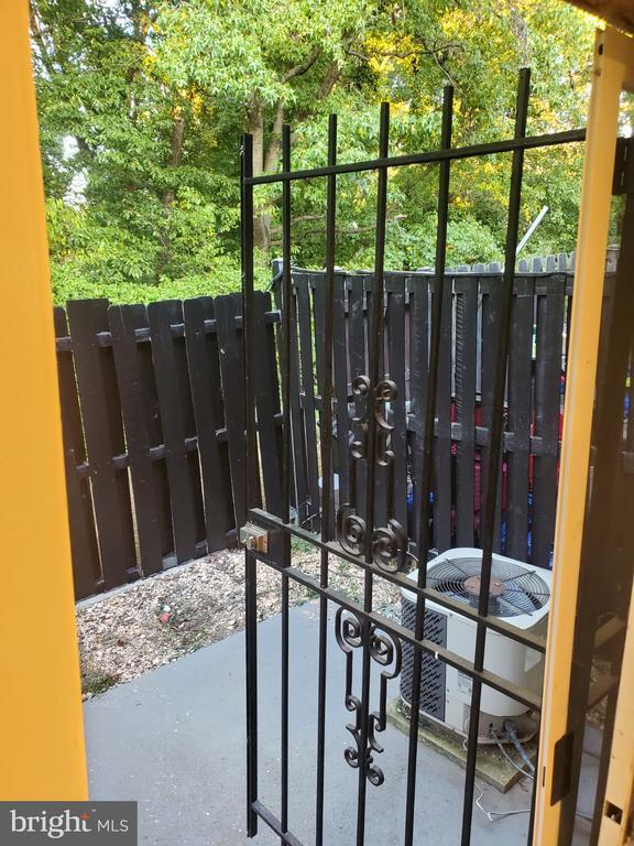 Building Photo - 1909 Dutch Village Dr