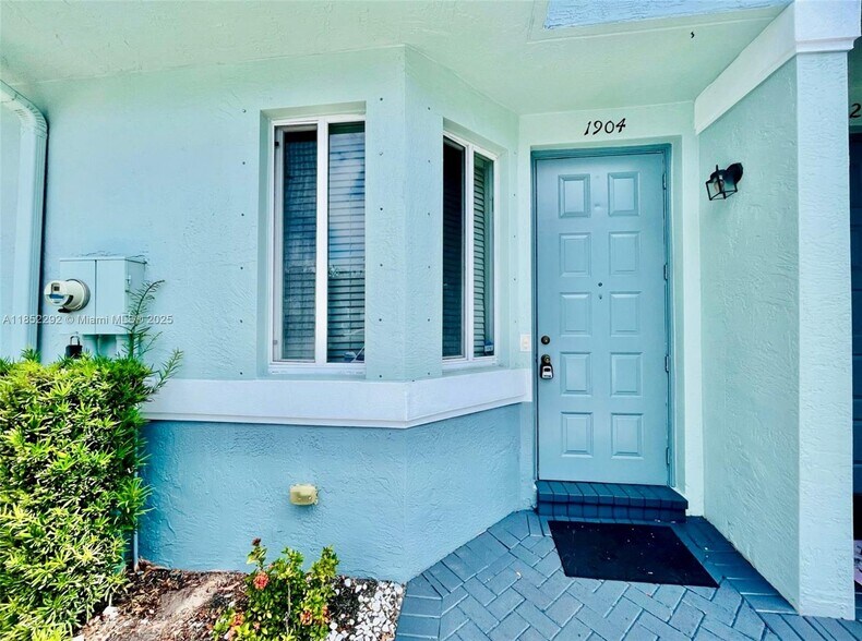 Primary Photo - 1904 Alamanda Way