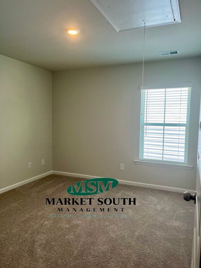 Building Photo - 114 Binscombe Ln