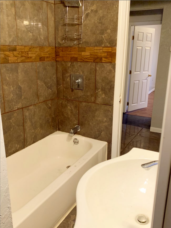 Building Photo - Huge 2 Bedroom in Mt Washington!  Available May 9th!