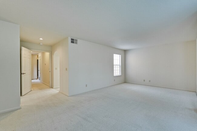 Building Photo - Lovely and spacious 3BR 2.5BA townhouse in...