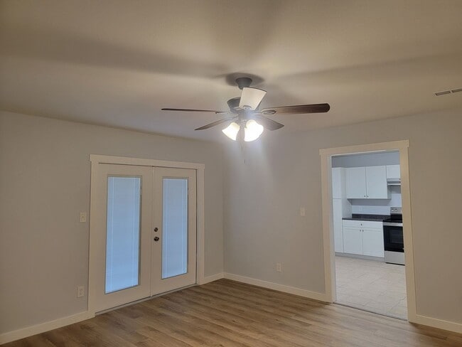 Building Photo - Three bedroom duplex!