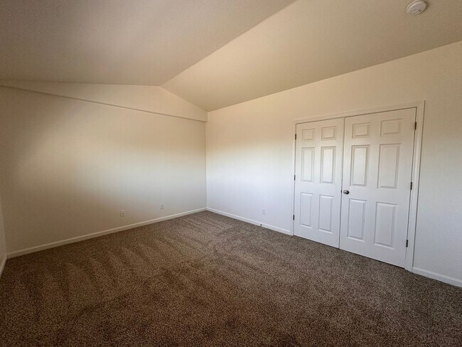 Building Photo - West Eugene 4 Bedroom Treasure