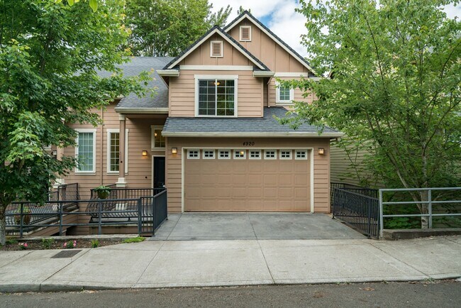 Building Photo - 4920 SW Slavin Rd