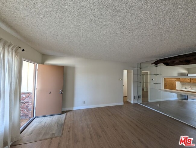 Building Photo - 307 N Curtis Ave