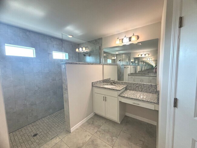 Building Photo - Spacious & Modern 3 Bed, 2 Bath in NW Cape...