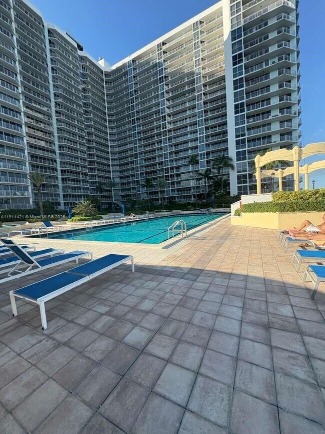 Building Photo - 7601 E Treasure Dr