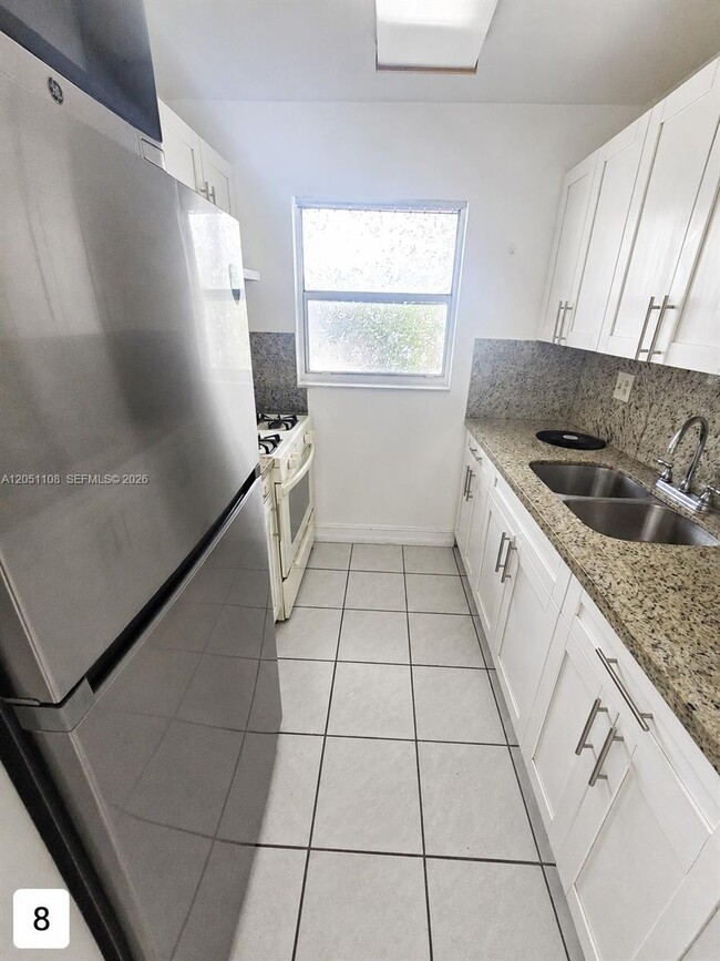 Building Photo - 1655 W 44th Pl