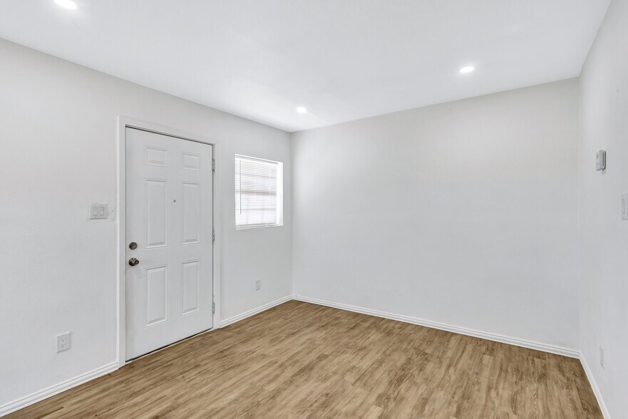 Building Photo - 901 Bessie St