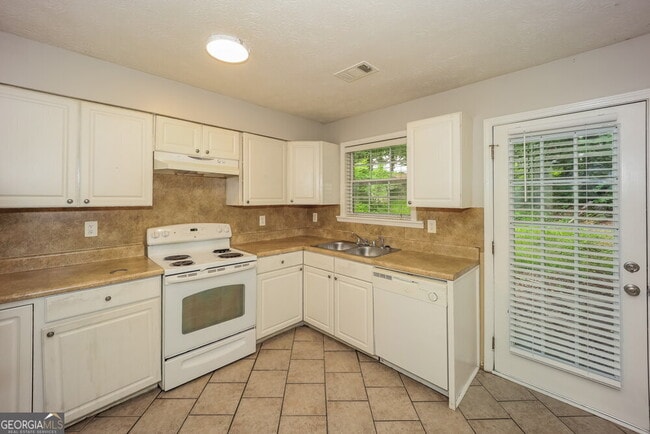 Building Photo - 5539 Hall Cir