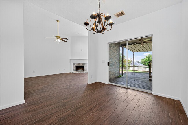 Building Photo - 319 Fantasy Ln